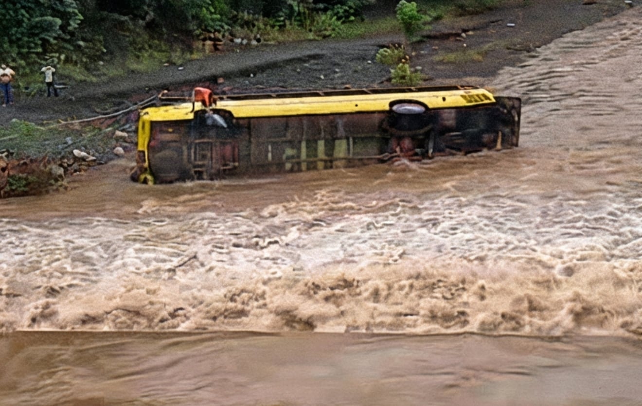 Un bus de pasajeros fue arrastrado por la correntada del río Túnico en El Estor, Izabal, tras las fuertes lluvias en Guatemala. (Facebook)