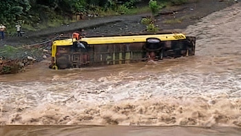 Momentos de terror en Guatemala, luego que un bus fuera arrastrado por una correntada con 20 pasajeros a bordo