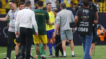 Cristiano Ronaldo empujó a un auxiliar rival tras el empate del Al Nassr