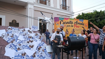 Dron arroja volantes contra chef y empresario en Culiacán que organizó “Carnita asada por la paz”: lo vinculan con la Reina del Pacífico