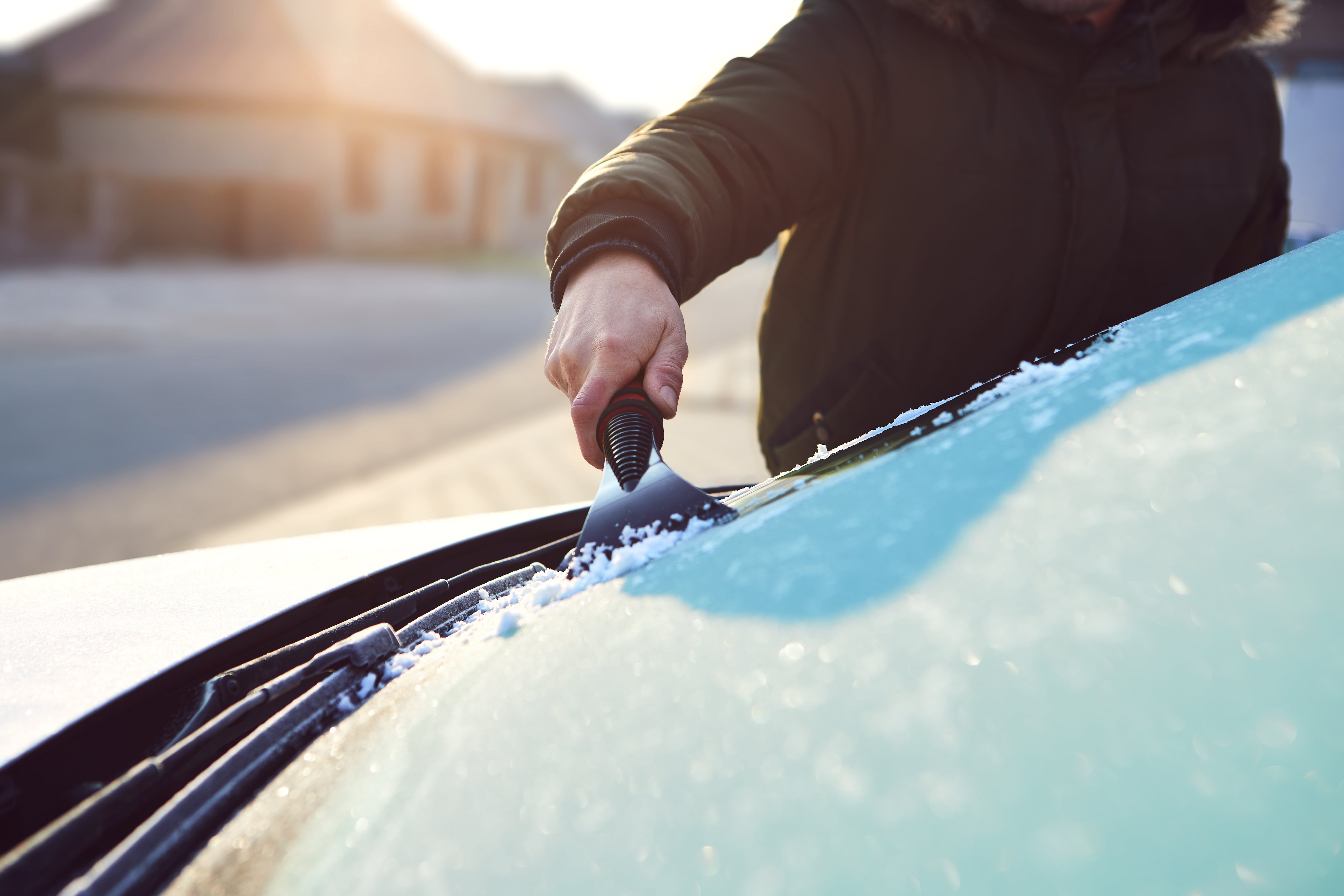 La forma correcta de retirar el hielo es con algún tipo de esplatula blanda. Una tarjeta plástica como las de crédito o débito funciona perfectamente. (Adobe Stock)