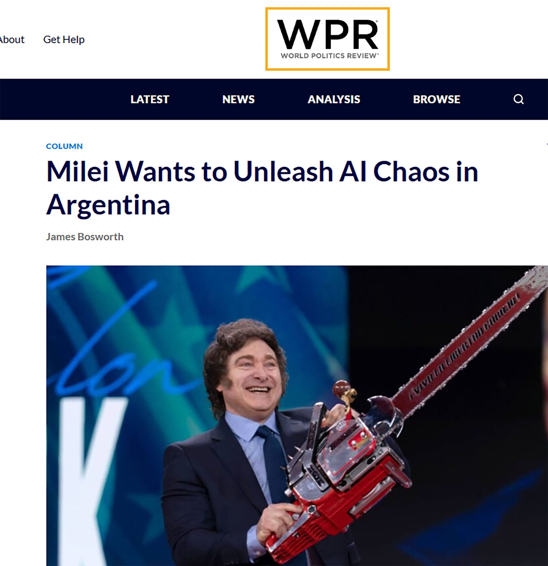 El presidente argentino Javier Milei sonríe ampliamente mientras levanta su emblemática motosierra, símbolo de su propuesta de reducir el gasto público.