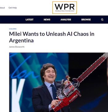 Javier Milei, un hombre de cabello castaño rizado con traje azul oscuro y corbata, sonríe ampliamente mientras sostiene una motosierra roja con la mano derecha. El fondo es azul oscuro