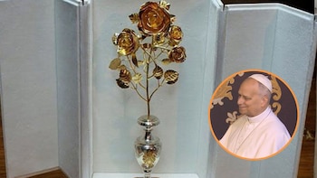 Qué es la Rosa de Oro que el papa ha entregado a la Virgen de la Almudena en su visita a la catedral: solo tres advocaciones en España la habían recibido antes