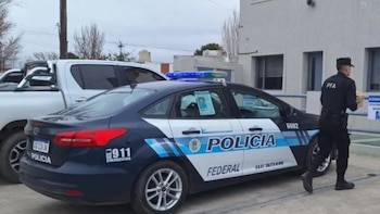 Un grupo de 15 adolescentes se enfrentaron a piedrazos y atacaron a la Policía durante un disturbio en Santa Cruz