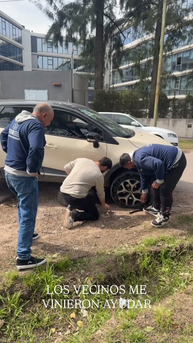 La influencer tuvo que ser asistida por vecinos de la zona