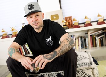 ARCHIVO - El rapero, compositor y cineasta René Pérez Joglar, alias Residente, posa en Nueva York el 12 de julio de 2019. Residente lanzó su canción "This Is Not America" el 17 de marzo de 2022. (Foto Brian Ach/Invision/AP, archivo)
