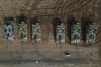 Soldados polacos se paran cerca