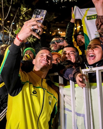 El plantel del Atlético Bucaramanga compartió en las afueras del hotel de concentración con algunos hinchas del Leopardo en Santiago de Chile - crédito @ABucaramanga / X