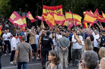 02/09/2026 Decenas de personas durante una manifestación con motivo del Día de la Ciudad Autónoma de Ceuta, a 2 de septiembre de 2026, en Madrid (España). La protesta, convocada por la iniciativa ciudadana 'Por Ceuta', tiene el lema "Ceuta nos une".
POLITICA
Alberto Ortega - Europa Press