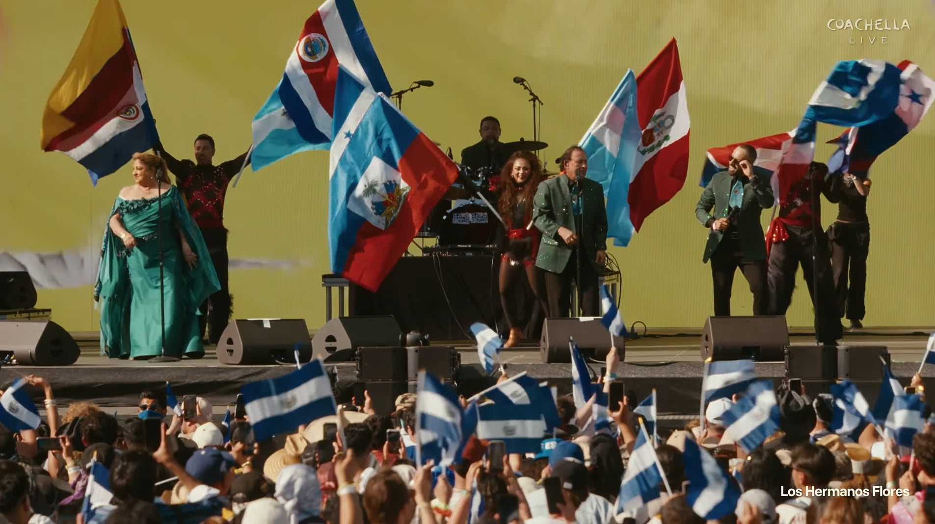 El homenaje al torogoz, ave nacional de El Salvador, destacó en los vestuarios de la orquesta y reforzó el vínculo con las raíces culturales durante Coachella.(Cortesía: Coachella)