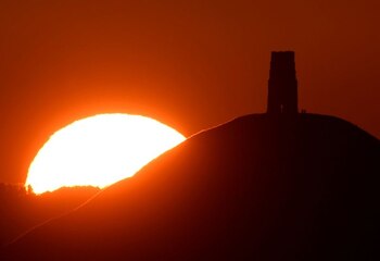 FOTO DE ARCHIVO: Dos personas
