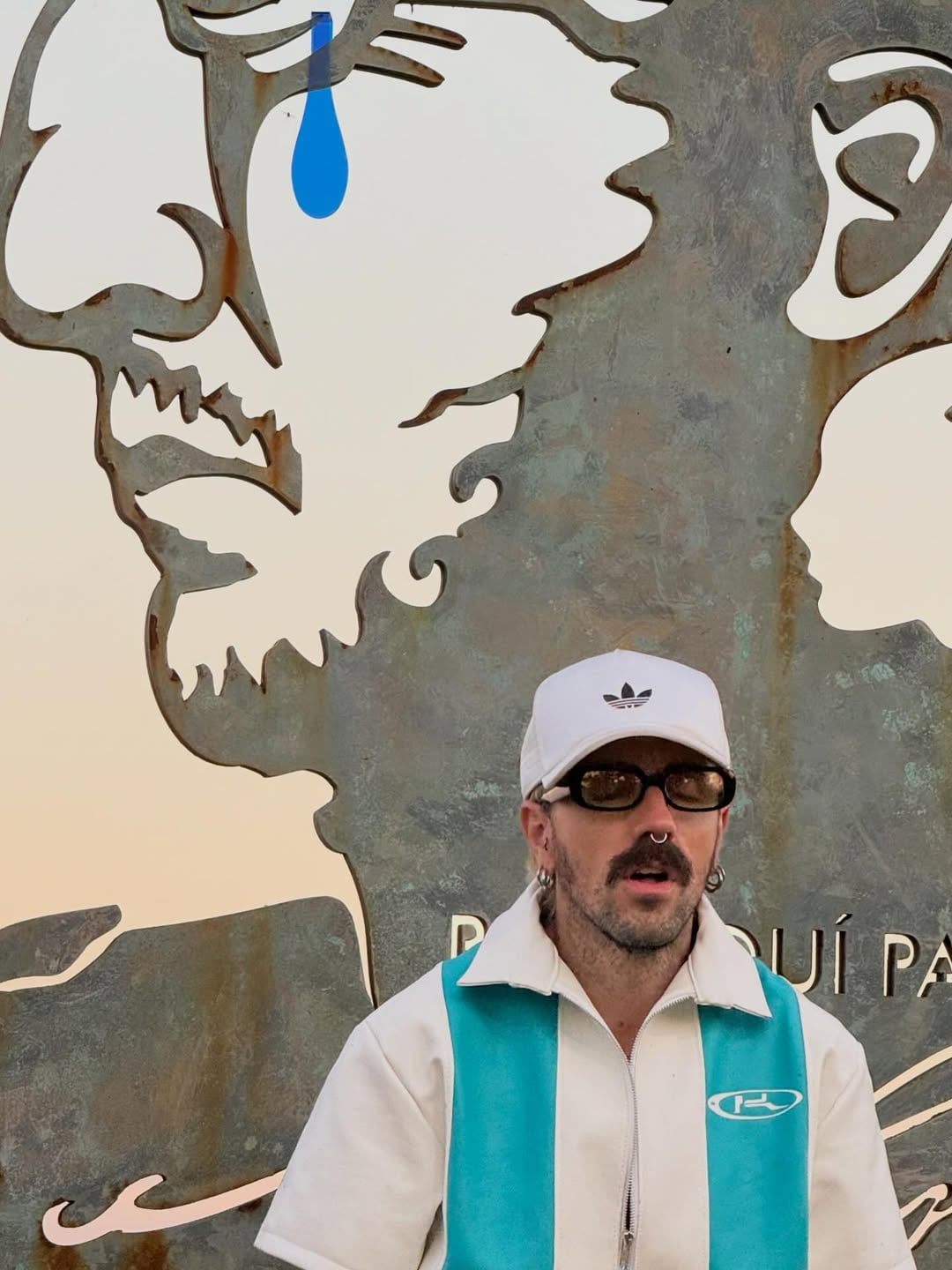 Joaquines replicó una acción previa en homenaje a Manuel Belgrano, donde también colocó una lágrima y expresó su critica al presente argentino (@joaquines.ar)