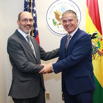 El nuevo encargado de Negocios de la Embajada de Estados Unidos en Bolivia, Erik Martini, se reunió con el ministro de Defensa, Ernesto Justiniano, en La Paz.