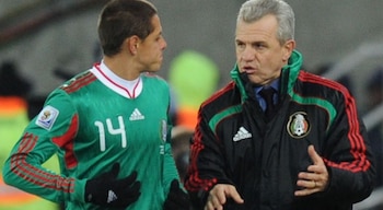 Javier Aguirre da indicaciones a un joven Chicharito Hernández que iba entrar de cambio en el juego ante Francia.