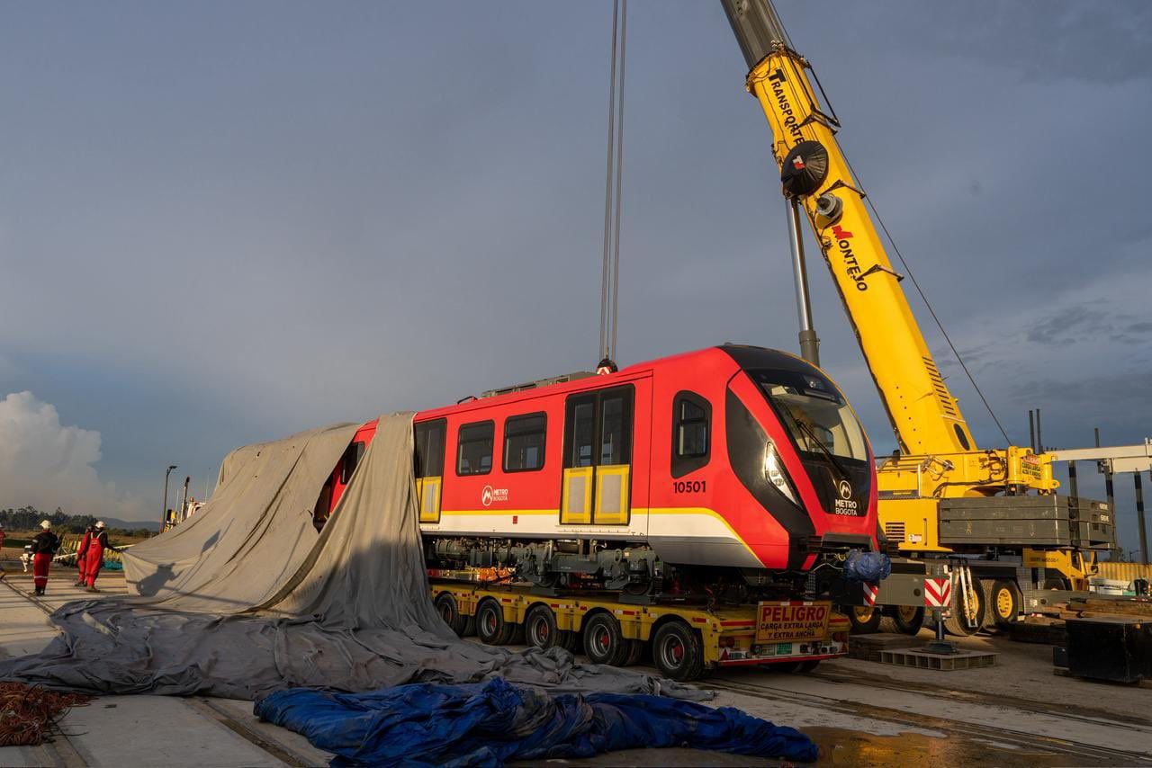 Mientras tanto, a la ciudad han llegado ya cinco trenes de la primera línea del Metro - crédito @CarlosFGalan/X