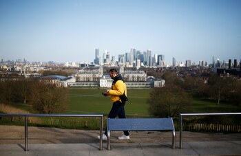 Un hombre pasea en Greenwich