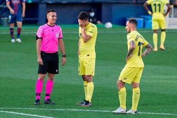 El árbitro Xavier Estrada (i).