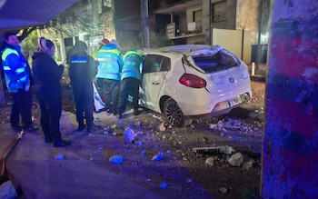 Juan Cruz Saroglia perdió el control del Fiat Bravo blanco, se salió de la calzada y se estrelló contra una columna del alumbrado público