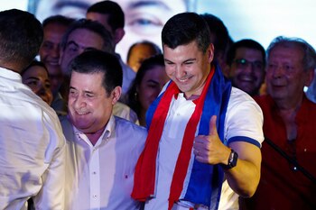 Santiago Peña celebra ante sus