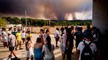 Vecinos de El Madroño observan el fuego del incendio de Niebla