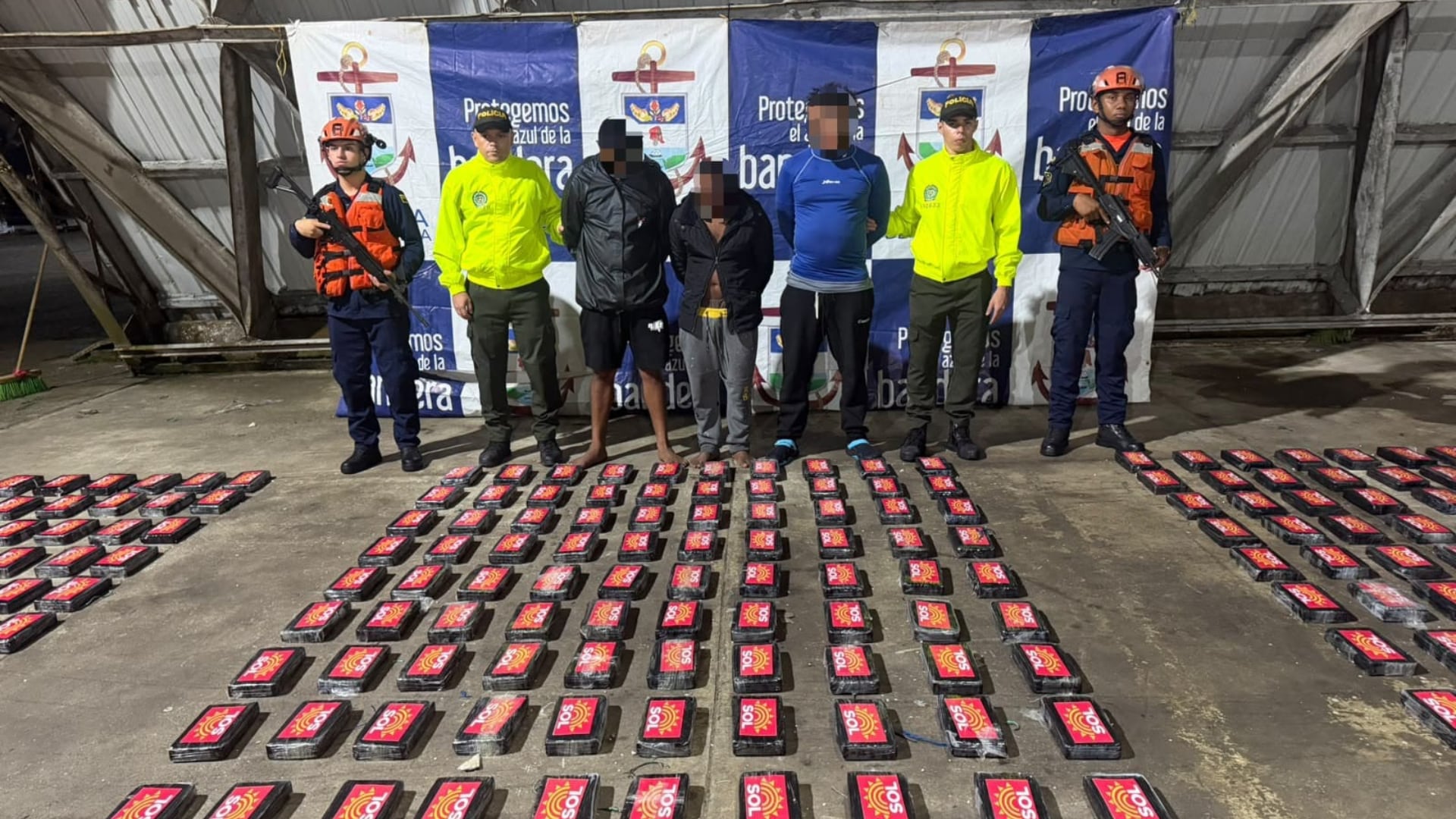 La Armada Nacional de Colombia interceptó en Bahía Málaga una lancha rápida con un cargamento valorado en cerca de 15 millones de dólares - crédito prensa Armada de Colombia