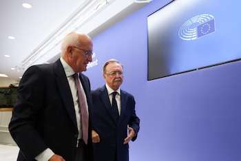 El alcalde-presidente de la Ciudad Autónoma de Ceuta, Juan Jesús Vivas (dcha.), asiste a una rueda de prensa en Bruselas. (EFE/EPA/OLIVIER HOSLET)