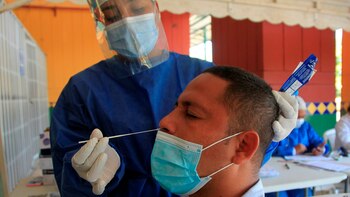 Por qué se desencadenó el segundo pico de la pandemia en Colombia: expertos explican