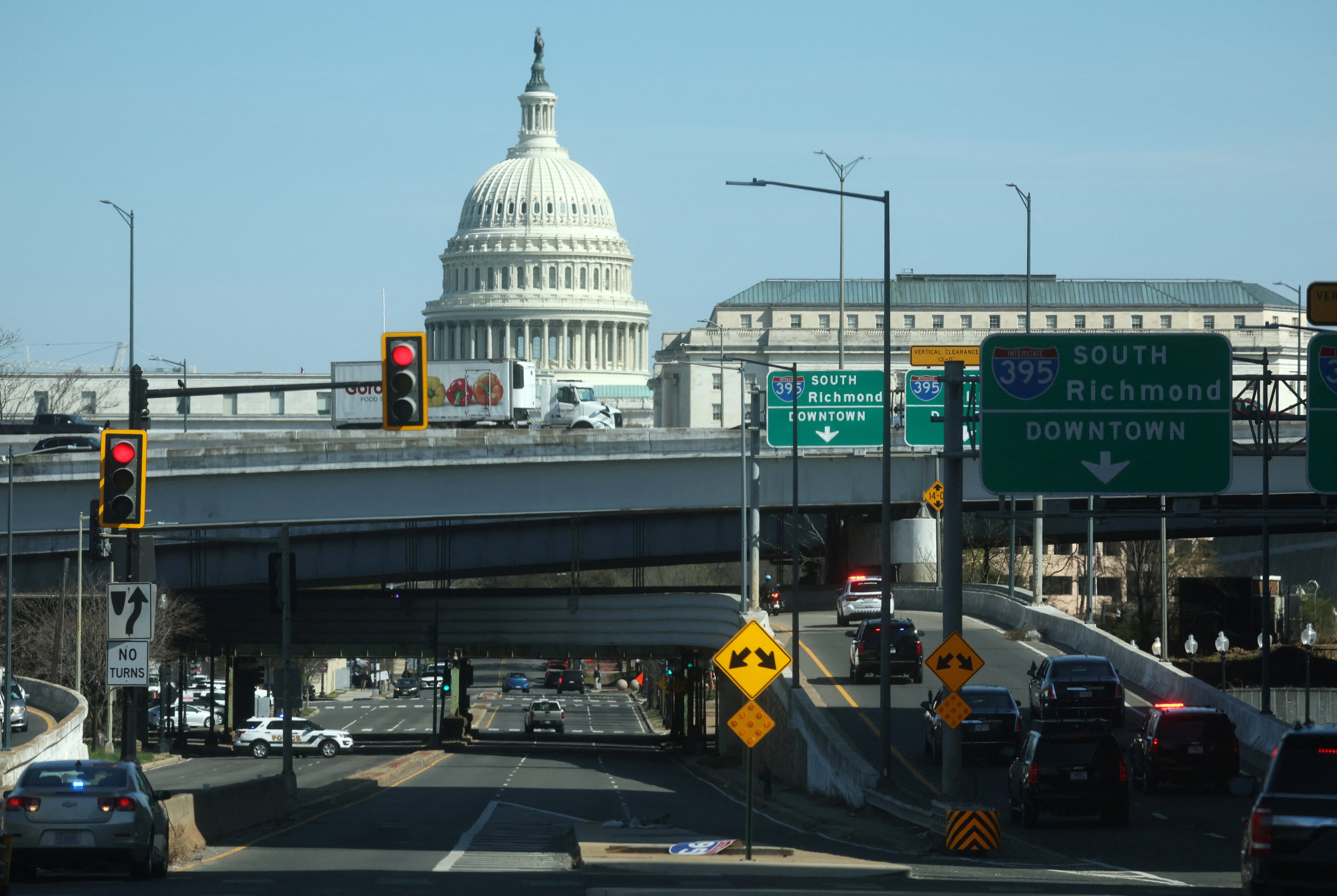 La caravana del presidente estadounidense se puede ver regresando a la Casa Blanca desde la base militar de Fort McNair en Washington, EEUU. REUTERS/Leah Millis