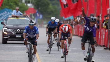 El colombiano Johan Rubio gana la primera etapa y lidera la Vuelta a Guatemala