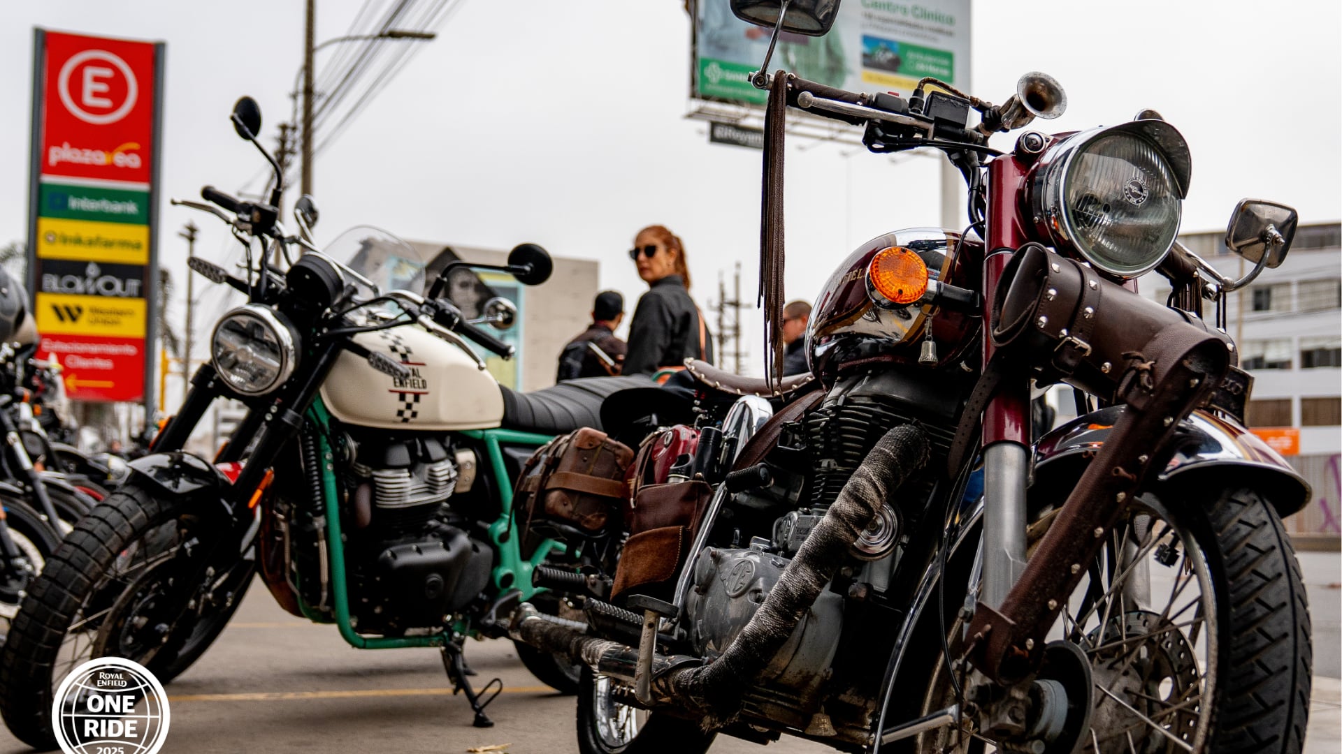 Varias motocicletas de la marca Royal Enfield permanecen estacionadas en una vía urbana de Lima como parte de los encuentros de la comunidad motociclista en Perú.