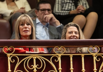 La mujer de Pedro Sánchez, Begoña Gómez, y su asesora, Cristina Álvarez, durante la segunda sesión del debate de investidura (Eduardo Parra / Europa Press)