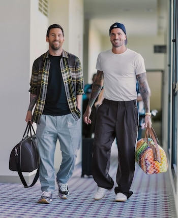 Una junto Lionel Messi, donde mezcló normcore clásico con sastrería urbana y accesorios de lujo (Instagram)