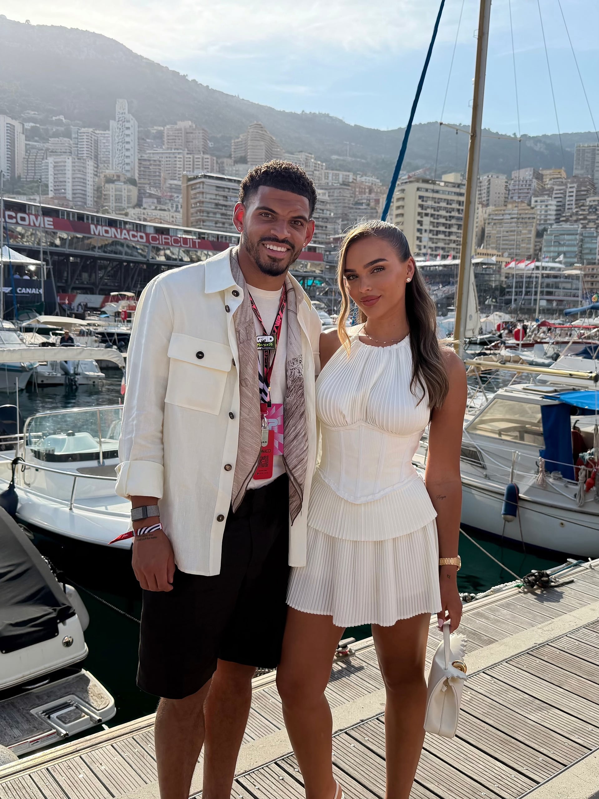 Morgan Gibbs-White junto a su pareja (@britneydevilliers)