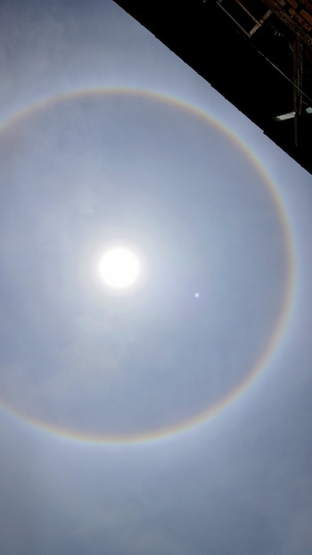 Un asombroso halo solar multicolor,