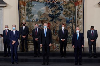 El rey Felipe (c), durante