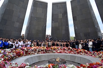 El Patriarca Supremo y Catolicós de Todos los Armenios, Garegin II (Karekin II), preside una ceremonia en el Memorial del Genocidio Armenio de Tsitsernakaberd en Ereván, el 24 de abril de 2026, para conmemorar el 111.º aniversario de las matanzas masivas de armenios bajo el Imperio Otomano en 1915, durante la Primera Guerra Mundial. (Foto de KAREN MINASYAN / AFP)