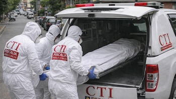 Un ciudadano estadounidense murió tras desplomarse en la entrada de un edificio: estos son los detalles