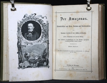 Libro abierto. Página izquierda: retrato grabado de Damián Freiherr Schütz von Holzhausen. Página derecha: título en alemán 'Der Amazonas'