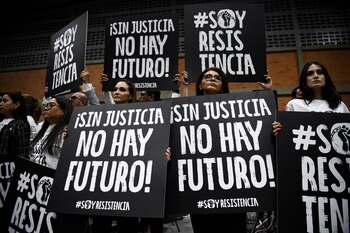 Pancartas contra la ley de