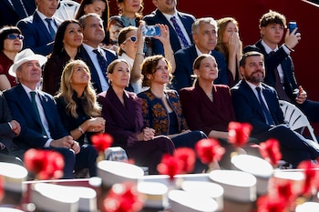 Palco de autoridades para asistir al desfile del 12 de Octubre. (EFE/Ballesteros)