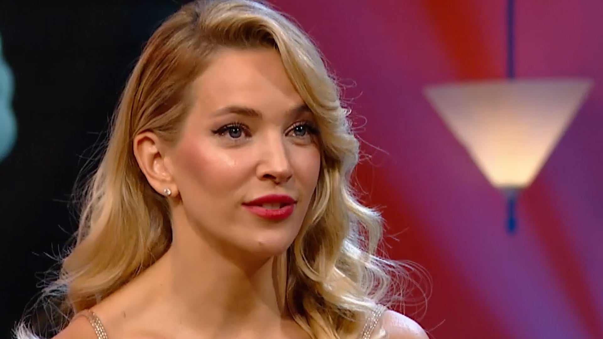 Según el relato de Lopilato, se electrocutó al tocar un poste de luz con cables expuestos mientras esperaba a su hermano