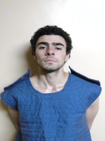 Luigi Mangione, de 26 años, sospechoso del asesinato en Nueva York del ejecutivo de UnitedHealth Brian Thompson, posa para una fotografía de fichaje en la Institución Correccional Estatal (SCI) Huntingdon en Huntingdon, Pensilvania, EE.UU. (Reuters)
