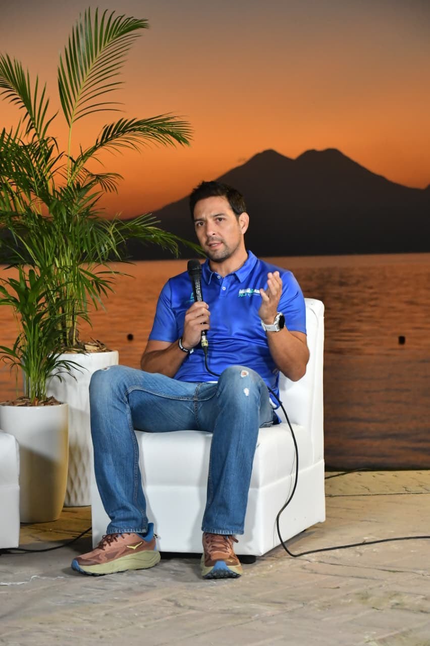 Brindó los datos sobre la participación de los atletas desde el Lago de Ilopango./ (Entrevista AM de Canal 10)