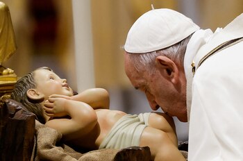 El papa Francisco besa una