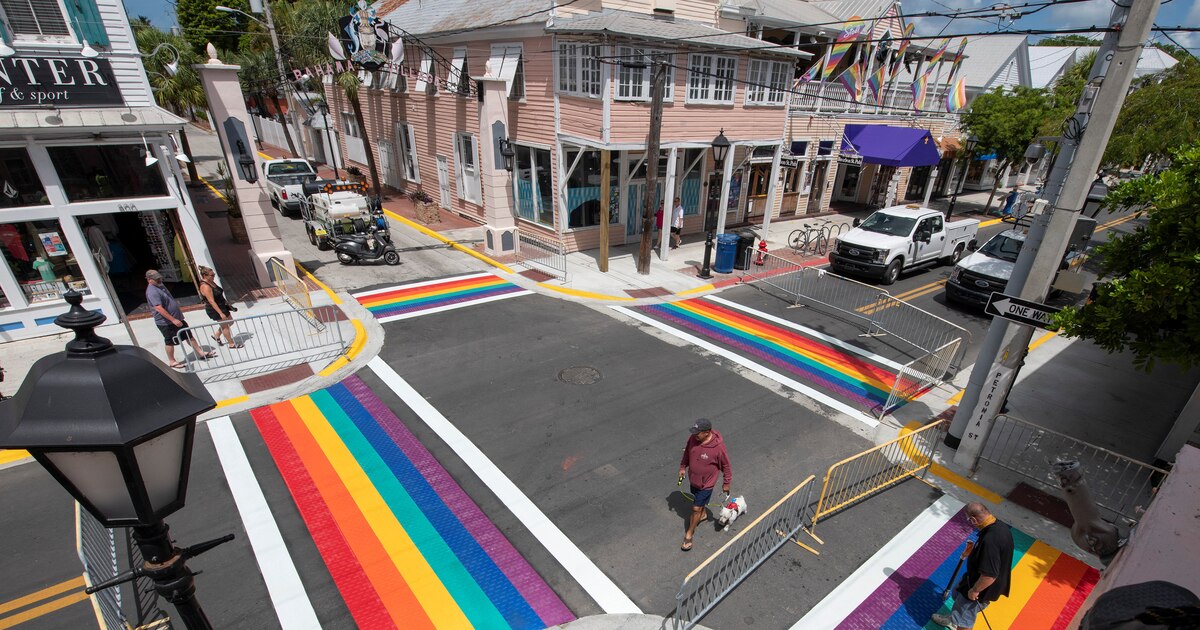 Ciudades de Florida deben eliminar pasos peatonales arcoíris tras orden estatal bajo amenaza de recortes de fondos