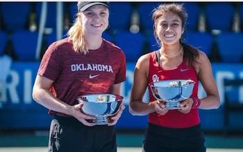Dana Guzmán y Alina Shcherbinina durante su etapa en el tenis universitario. Se enfrentarán este domingo 1 de noviembre por el título de Norman.