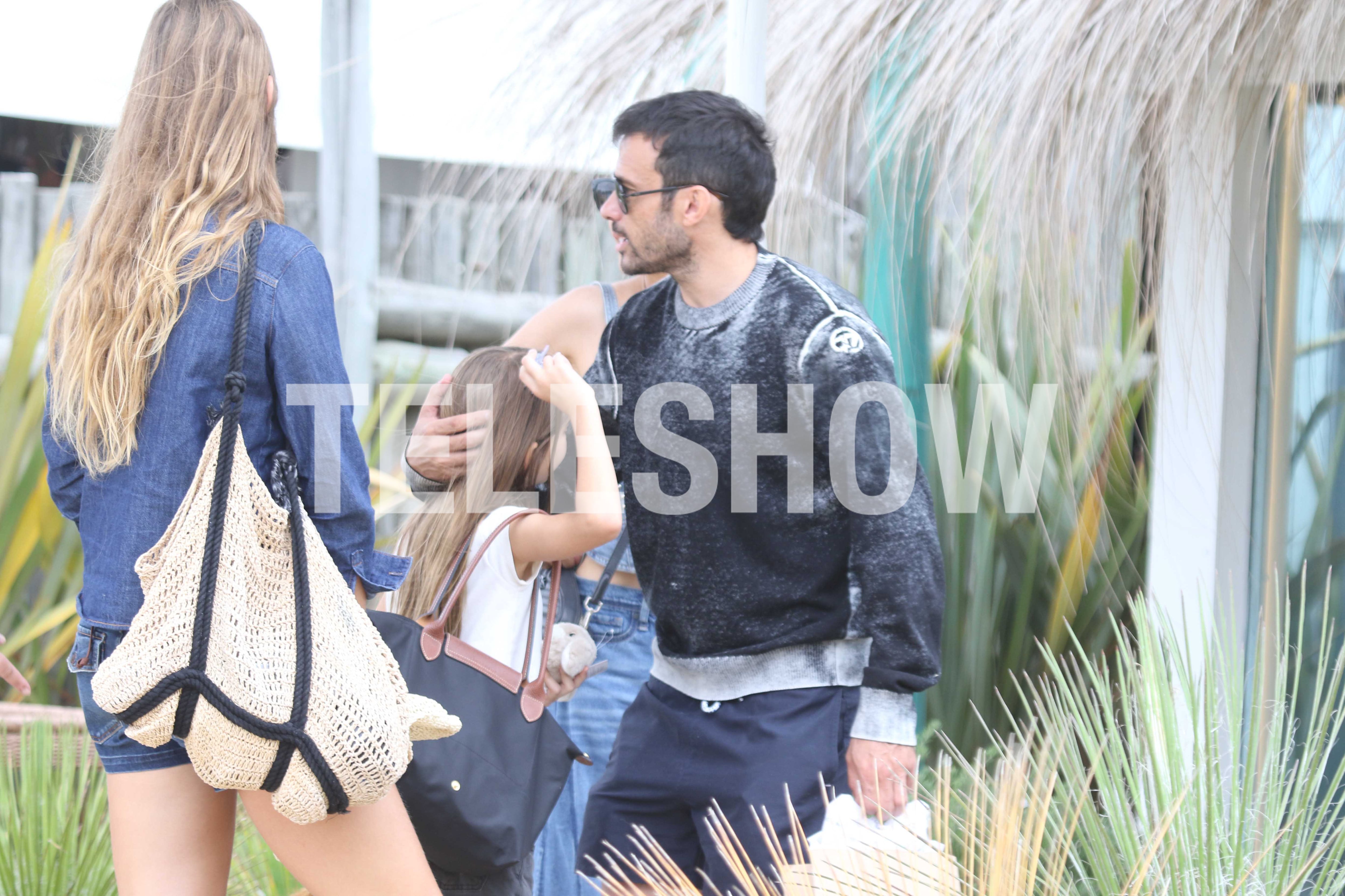 La pareja fue fotografiada paseando entre risas y looks relajados junto a sus hijas y la madre de Darío