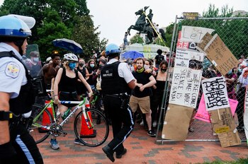 Manifestantes chocan con la policía. REUTERS/Joshua Roberts