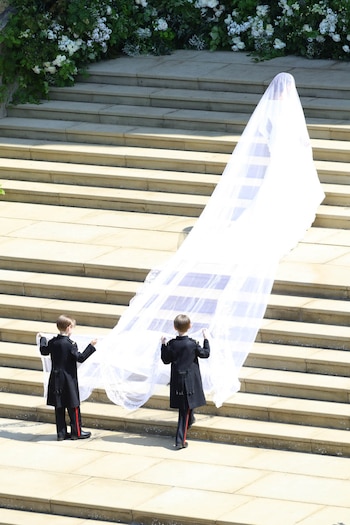 El extenso velo con bordado floral de Meghan Markle. (EFE)